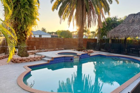 Casa en alquiler en Miami, Florida, 5 dormitorios, 241.36 m2 № 1959423 - foto 3