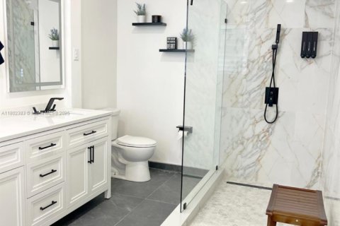 Casa en alquiler en Miami, Florida, 5 dormitorios, 241.36 m2 № 1959423 - foto 19