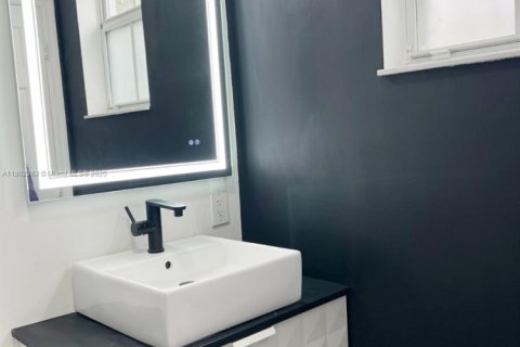 Casa en alquiler en Miami, Florida, 5 dormitorios, 241.36 m2 № 1959423 - foto 16