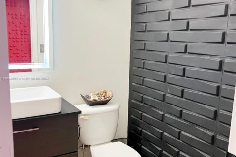 Casa en alquiler en Miami, Florida, 5 dormitorios, 241.36 m2 № 1959423 - foto 13