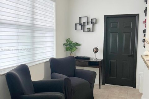 Casa en alquiler en Miami, Florida, 5 dormitorios, 241.36 m2 № 1959423 - foto 18