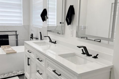 Casa en alquiler en Miami, Florida, 5 dormitorios, 241.36 m2 № 1959423 - foto 23