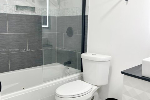 Casa en alquiler en Miami, Florida, 5 dormitorios, 241.36 m2 № 1959423 - foto 17