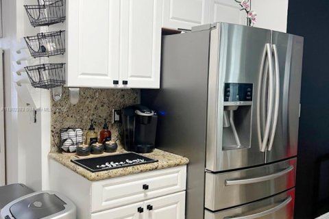 Casa en alquiler en Miami, Florida, 5 dormitorios, 241.36 m2 № 1959423 - foto 10