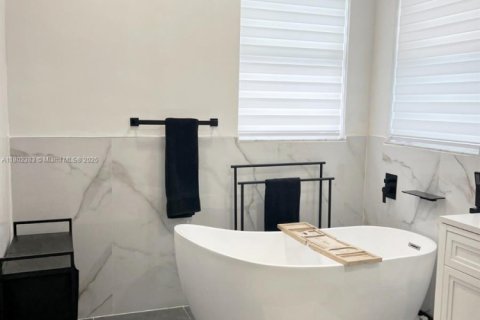 Casa en alquiler en Miami, Florida, 5 dormitorios, 241.36 m2 № 1959423 - foto 22