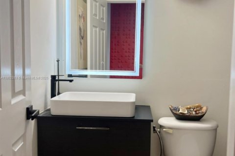 Casa en alquiler en Miami, Florida, 5 dormitorios, 241.36 m2 № 1959423 - foto 12