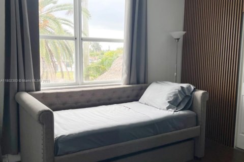 Casa en alquiler en Miami, Florida, 5 dormitorios, 241.36 m2 № 1959423 - foto 26