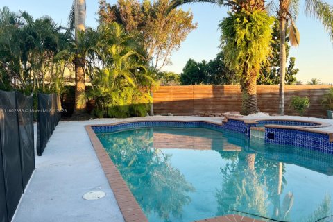 Casa en alquiler en Miami, Florida, 5 dormitorios, 241.36 m2 № 1959423 - foto 2