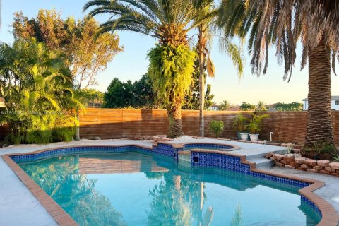 Casa en alquiler en Miami, Florida, 5 dormitorios, 241.36 m2 № 1959423 - foto 1