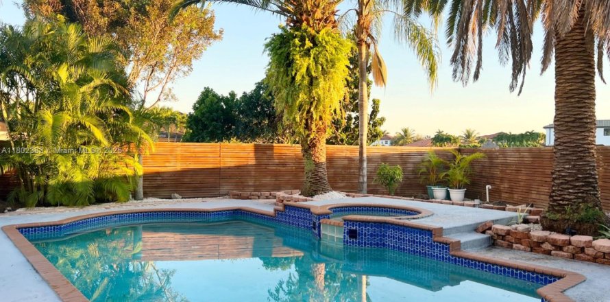 Casa en Miami, Florida 5 dormitorios, 241.36 m2 № 1959423