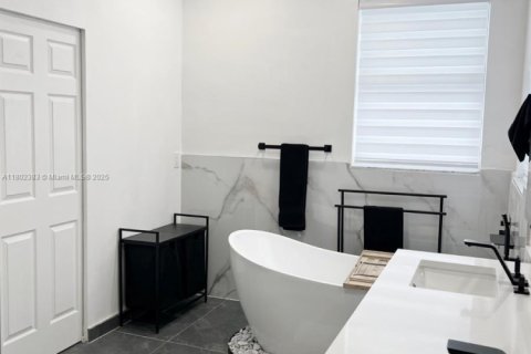 Casa en alquiler en Miami, Florida, 5 dormitorios, 241.36 m2 № 1959423 - foto 20