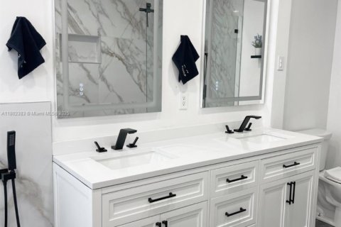 Casa en alquiler en Miami, Florida, 5 dormitorios, 241.36 m2 № 1959423 - foto 21