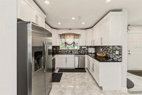 House in Clearwater, Florida 4 bedrooms, 154.96 sq.m. № 2304532 - photo 10