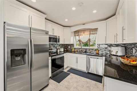 House in Clearwater, Florida 4 bedrooms, 154.96 sq.m. № 2304532 - photo 11
