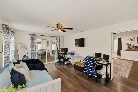 House in Clearwater, Florida 4 bedrooms, 154.96 sq.m. № 2304532 - photo 24