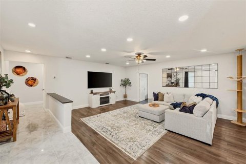 House in Clearwater, Florida 4 bedrooms, 154.96 sq.m. № 2304532 - photo 3