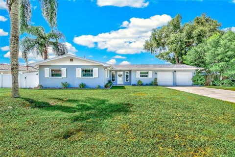 House in Clearwater, Florida 4 bedrooms, 154.96 sq.m. № 2304532