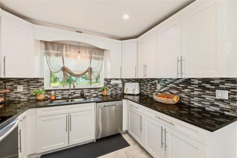 House in Clearwater, Florida 4 bedrooms, 154.96 sq.m. № 2304532 - photo 12