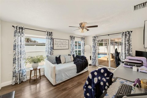 House in Clearwater, Florida 4 bedrooms, 154.96 sq.m. № 2304532 - photo 23