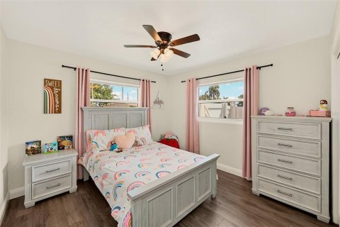 House in Clearwater, Florida 4 bedrooms, 154.96 sq.m. № 2304532 - photo 18