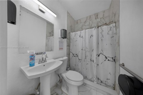Commercial property in Miami, Florida № 1859960 - photo 15