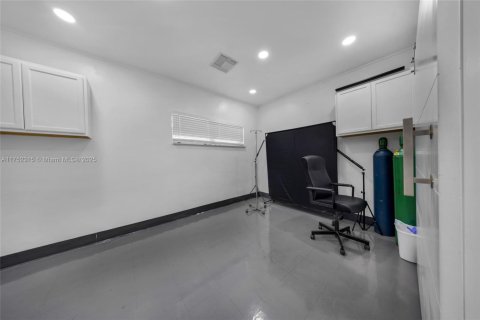 Commercial property in Miami, Florida № 1859960 - photo 12