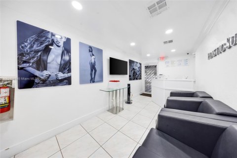 Commercial property in Miami, Florida № 1859960 - photo 10