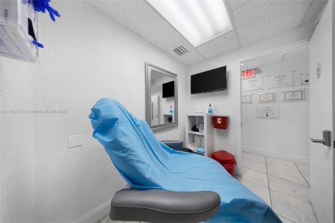 Commercial property in Miami, Florida № 1859960 - photo 11
