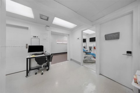 Commercial property in Miami, Florida № 1859960 - photo 16