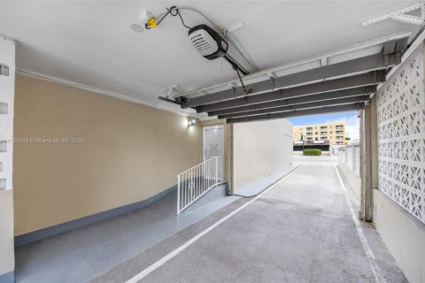 Commercial property in Miami, Florida № 1859960 - photo 20