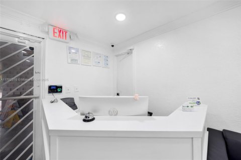 Commercial property in Miami, Florida № 1859960 - photo 4