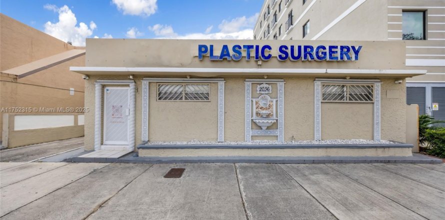 Commercial property in Miami, Florida № 1859960
