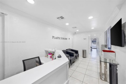 Commercial property in Miami, Florida № 1859960 - photo 5