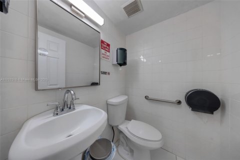Commercial property in Miami, Florida № 1859960 - photo 9