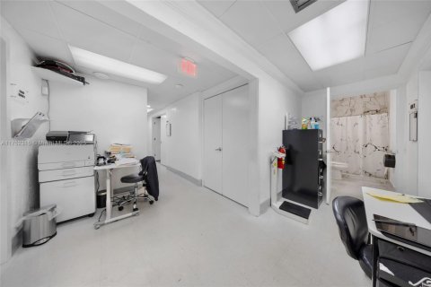 Commercial property in Miami, Florida № 1859960 - photo 14