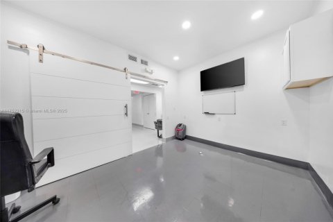 Commercial property in Miami, Florida № 1859960 - photo 13