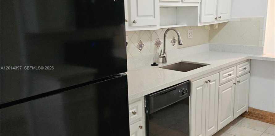 Condo in Lauderdale Lakes, Florida, 2 bedrooms  № 2076260