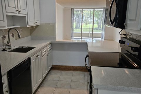Condo in Lauderdale Lakes, Florida, 2 bedrooms  № 2076260 - photo 2