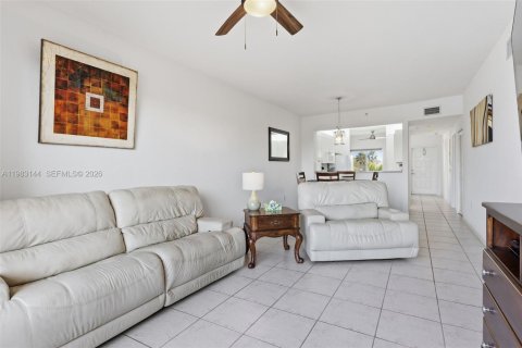 Condo in Tamarac, Florida, 2 bedrooms  № 2046757 - photo 23