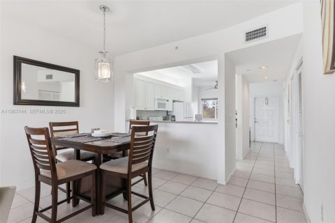 Condo in Tamarac, Florida, 2 bedrooms  № 2046757 - photo 19