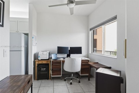 Condo in Tamarac, Florida, 2 bedrooms  № 2046757 - photo 3