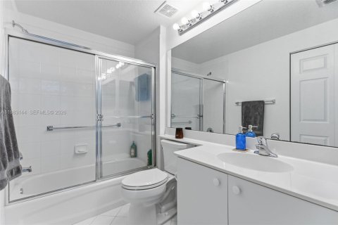 Condo in Tamarac, Florida, 2 bedrooms  № 2046757 - photo 16