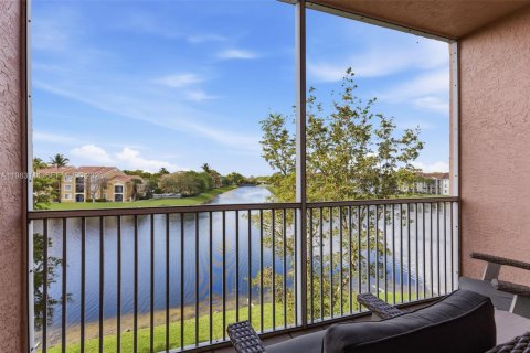 Condo in Tamarac, Florida, 2 bedrooms  № 2046757 - photo 24