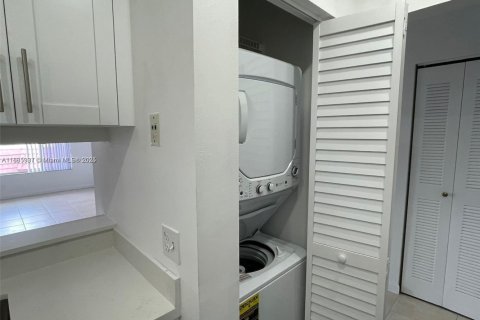 Снять в аренду кондоминиум в Корал-Спрингс, Флорида 2 спальни, 71.26м2, № 1933234 - фото 3