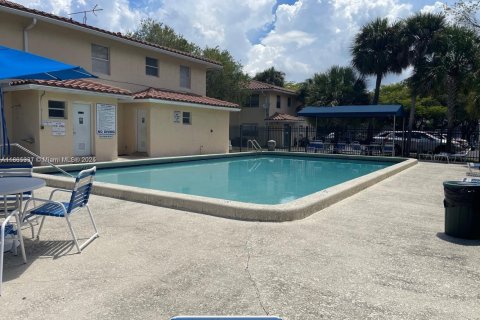 Снять в аренду кондоминиум в Корал-Спрингс, Флорида 2 спальни, 71.26м2, № 1933234 - фото 12