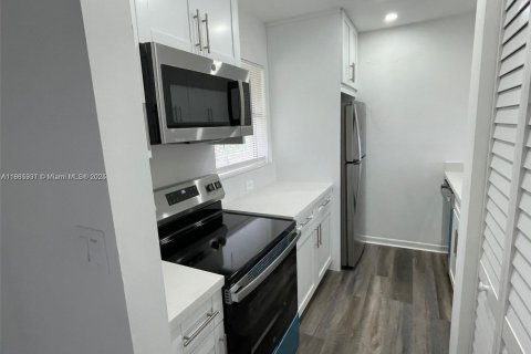 Снять в аренду кондоминиум в Корал-Спрингс, Флорида 2 спальни, 71.26м2, № 1933234 - фото 1