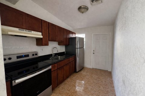 Apartamento en Opa-locka, Florida 2 dormitorios, 179.21 m2 № 2055873
