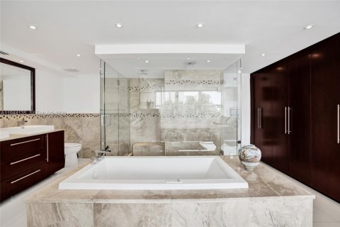 Copropriété à vendre à Hallandale Beach, Floride: 3 chambres, 132.85 m2 № 2061818 - photo 18