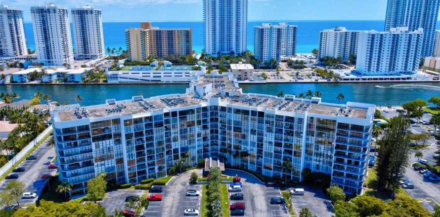 Condo à Hallandale Beach, Floride, 3 chambres  № 2061818