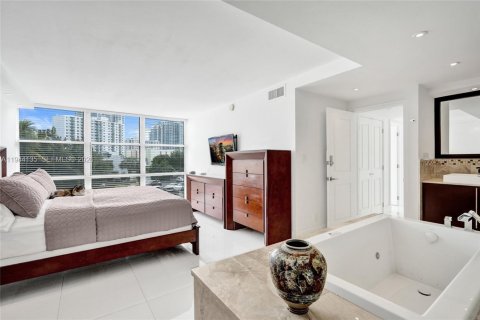 Copropriété à vendre à Hallandale Beach, Floride: 3 chambres, 132.85 m2 № 2061818 - photo 13
